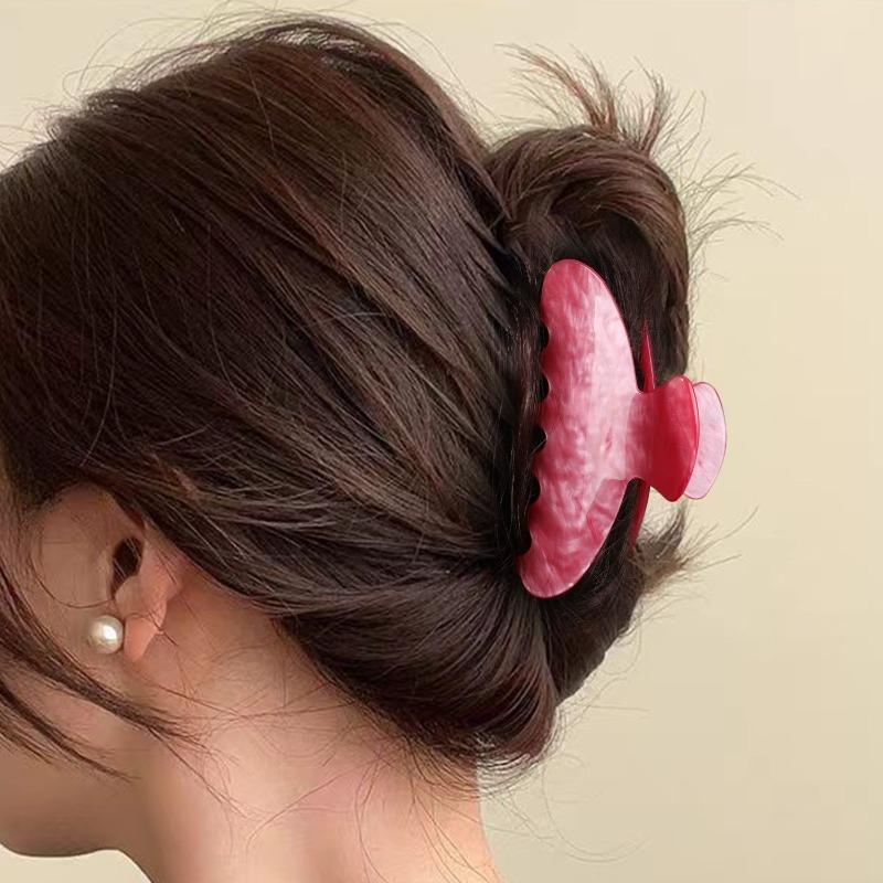 The Oval Hair Clip Exudes A High-end Feel. The Half-tied Shark Clip At The Back of The Head Is A Fashionable Hair Accessory