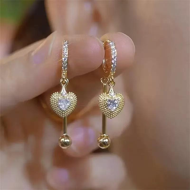 

Exquisite Diamond Inlaid Heart Earrings for Women - Luxury, Slimming Hoop Design білий