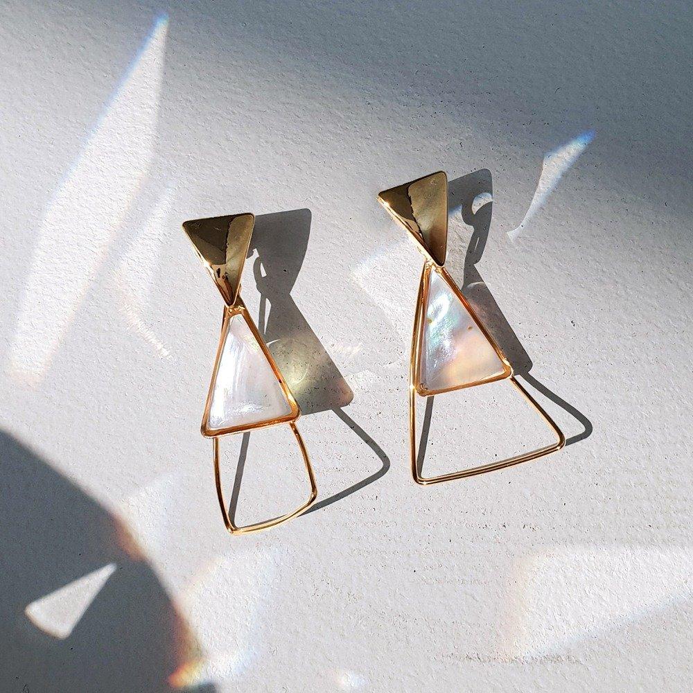 [Celebrity Wear] Clara Natural Mother-of-Pearl Earrings/Earrings W