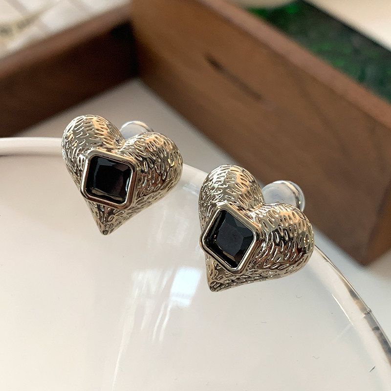 Metal Texture Love Heart Stud Earrings Accessible Luxury Fancy Dignified Generous Style Unique Earrings Fashion Retro Heart-Shaped Earrings Silver