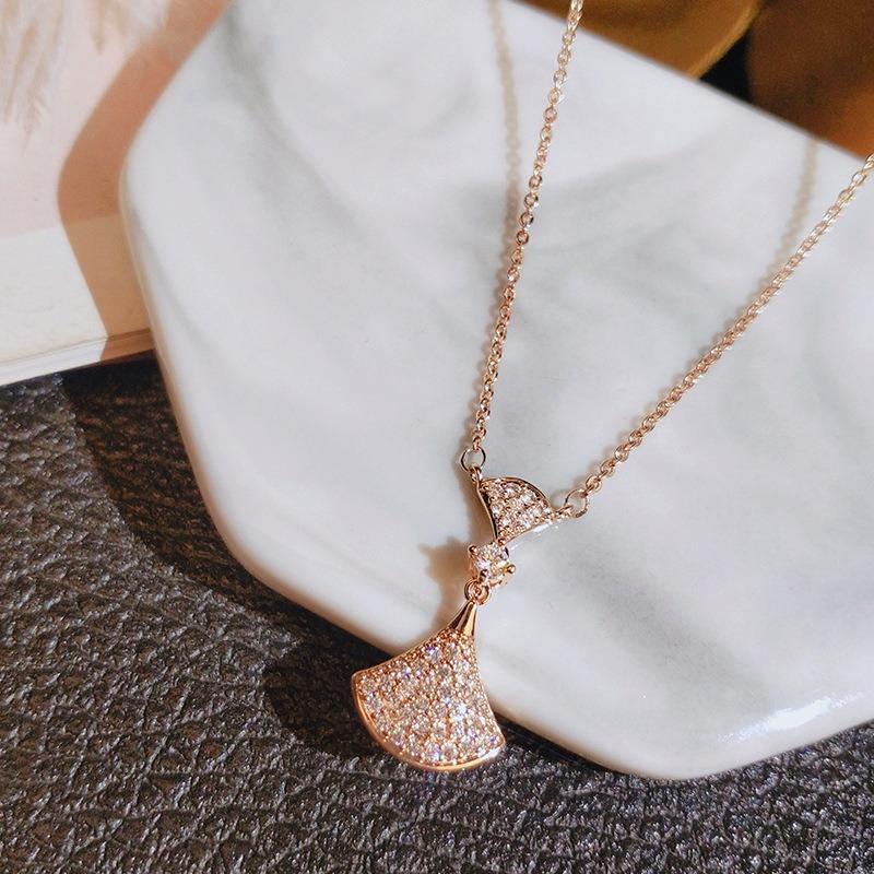 Japanese and Korean Simple Fan Necklace for Womens Personalized Fashion Forest Collarbone Chain Rose Gold Necklace Accessories