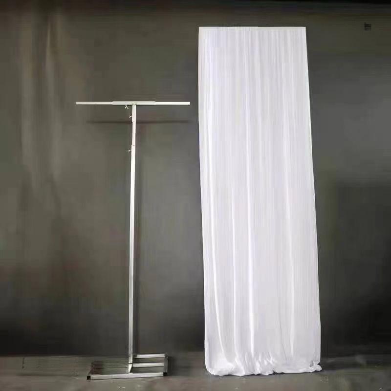 Arc de Nuntă Elegant din Fier Forjat cu Draperii din Voal pentru Ceremonii pe Gazon