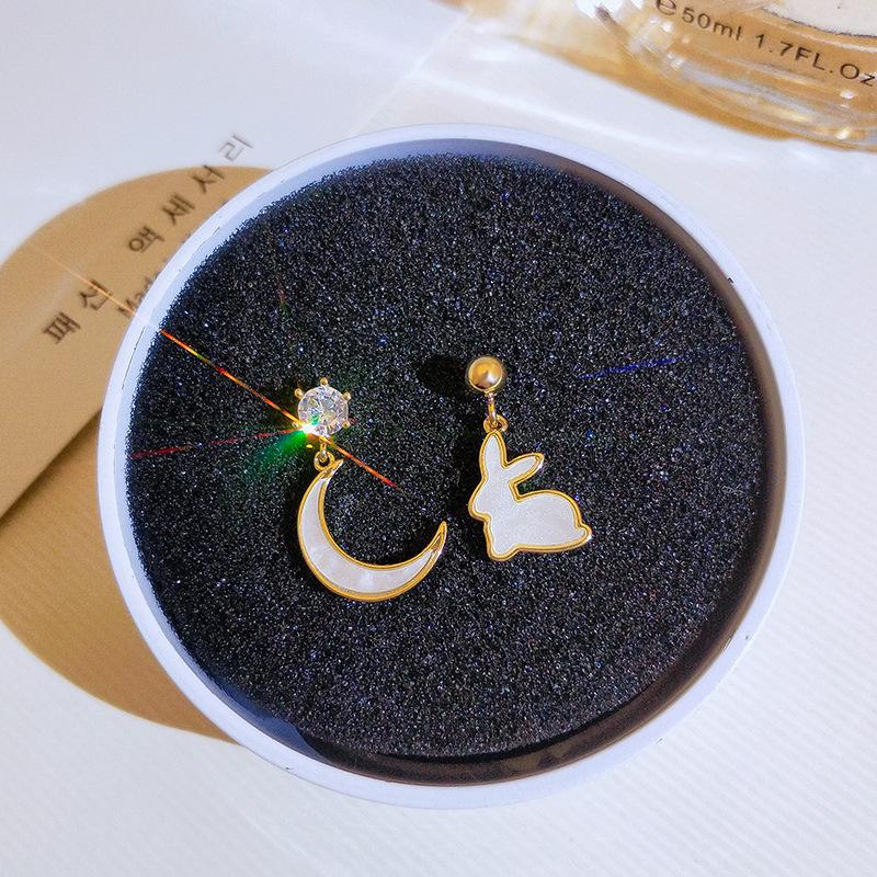 

Японские и корейские милые серьги в виде луны с кроликом, мультяшные асимметричные серьги, милые аксессуары для девочек JK, серьги из циркония
