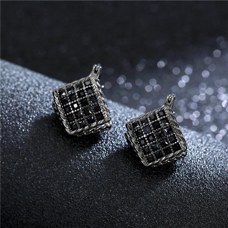 

Elegant Diamond-Shaped Ear Cuffs: Classic, Versatile, and Sparkly Earrings for a Luxurious Look чорний