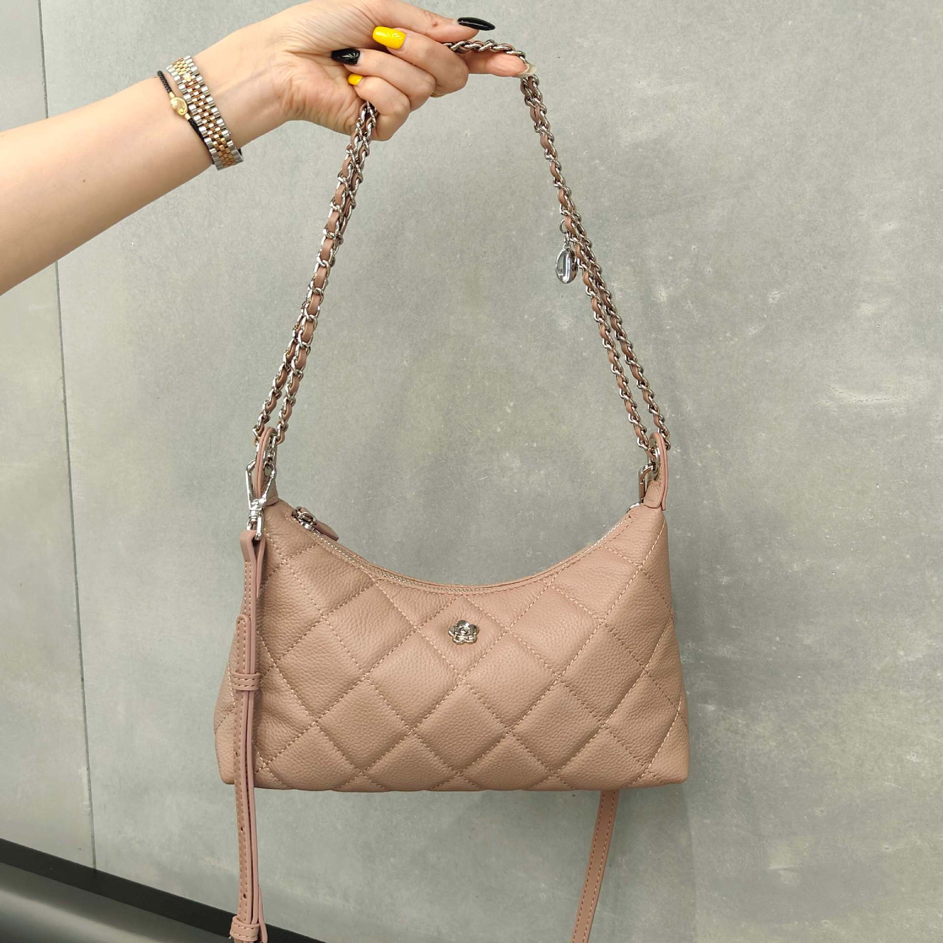 

Bag women s new shoulder bag, leather small fragrant elegant chain bag, light luxury crossbody armpit bag 25x9x16cm рожевий