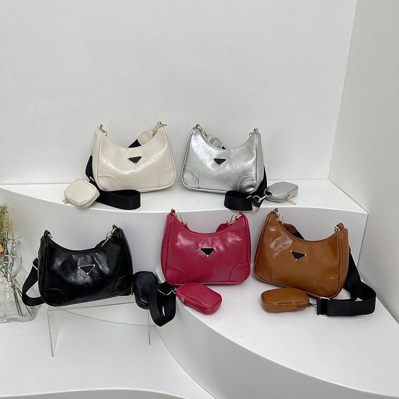 Женские однотонные квадратные сумки через плечо на молнии для отдыха из искусственной — фото 10