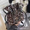 This year's popular bags are women's autumn and winter 2025 new leopard print niche messenger bags, casual portable bucket bags.