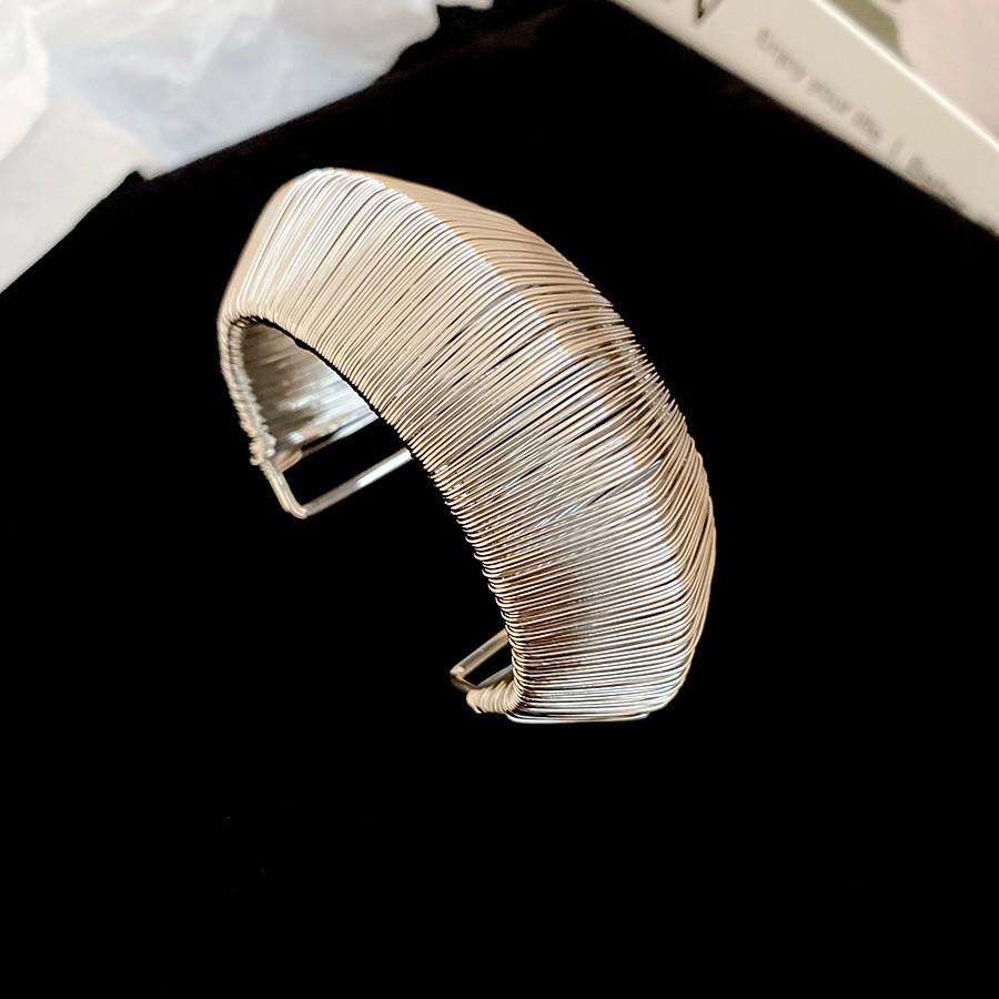 European-American Geometric Metallic Open Bangle: Simple, Versatile, Niche Design Bracelet