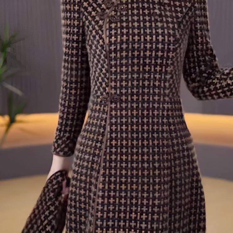 2025 Winter Verdicktes Fleece Qipao Kleid: Warmer, figurbetonter Badeanzug mit traditionellen Knöpfen