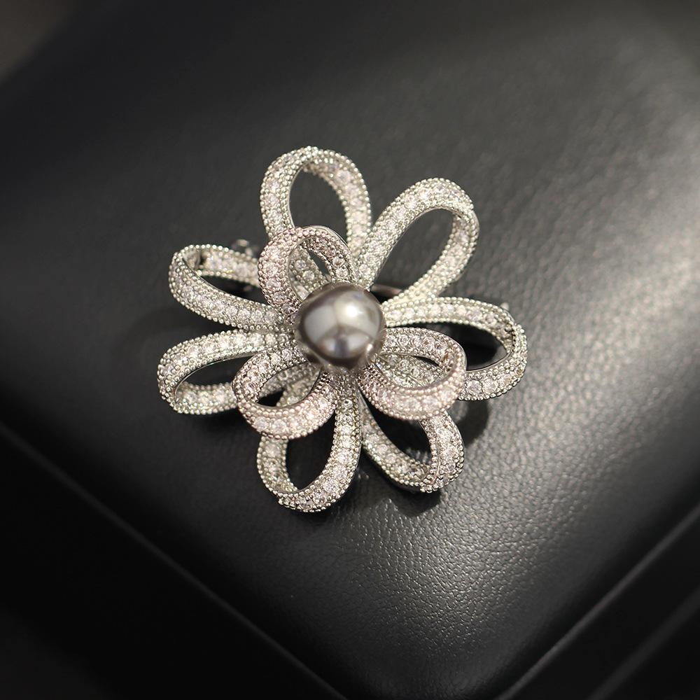 New micro-inlaid zircon knotted stone-inlaid flower brooch temperament pearl flower anti-light pin coat accessories women