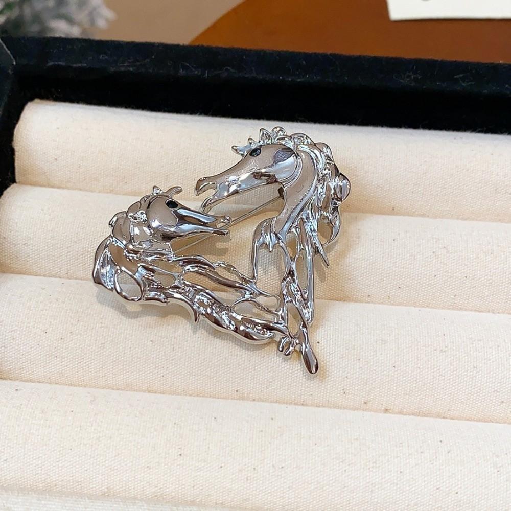 Horse Year Zodiac Animal Pins Zinc Zinc Alloy Hollow-out Metal Pony Badge Pin Zodiac Horse Head Brooch Gift