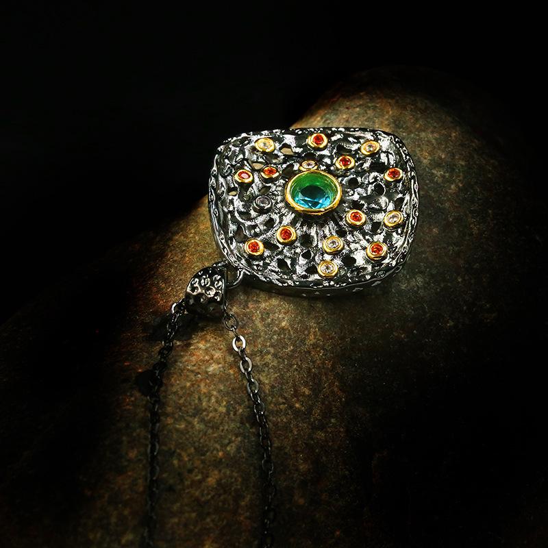 European and American Popular Retro Round Pendant Necklace Metal Electroplated Personalized Necklace