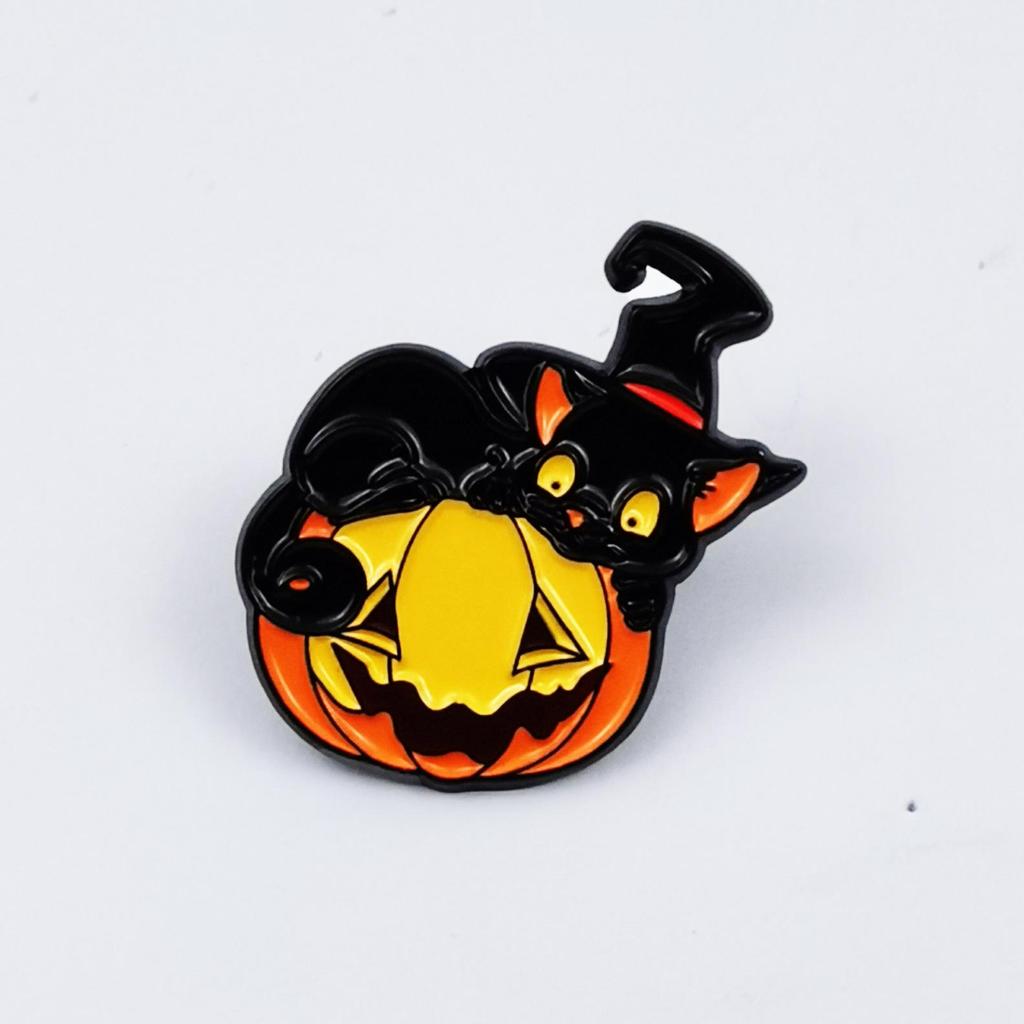 Creative Black Cat Halloween Brooch: Cute Cartoon Pumpkin Ornament for Clothing, Backpacks, and Accessories.