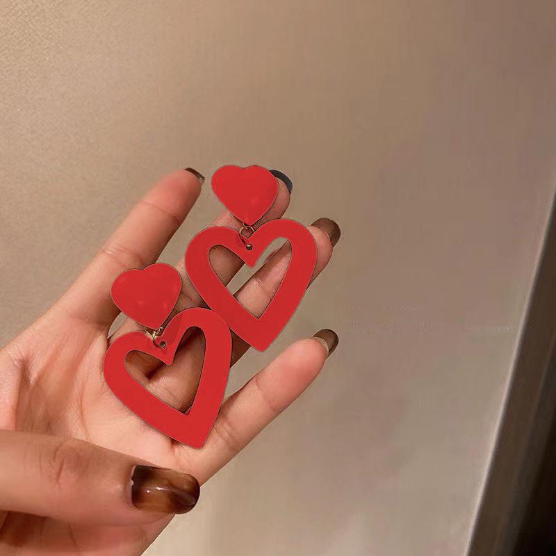 

Осенне-зимние серьги-гвоздики большого размера молочно-белого цвета: Холодный стиль, милый дизайн для круглых лиц – Коллекция 2025