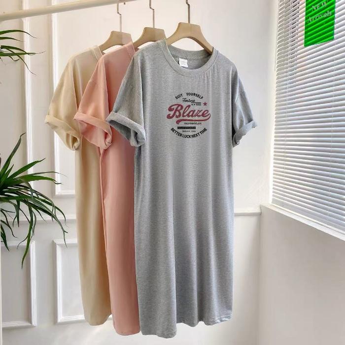 

Платье-футболка в корейском стиле больших размеров для женщин, летнее миниатюрное платье, которое прикрывает живот и делает фигуру стройнее, с длинной юбкой с разрезом M серый