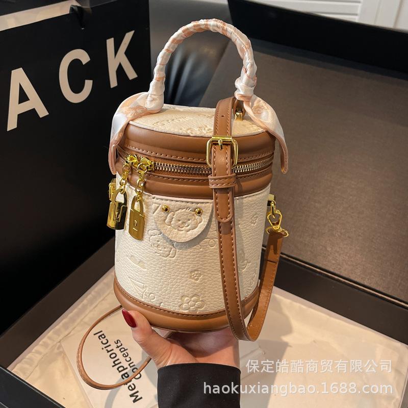 Niche design bag women's spring summer 2025 new fashion shoulder messenger bag unique portable mini bucket bag
