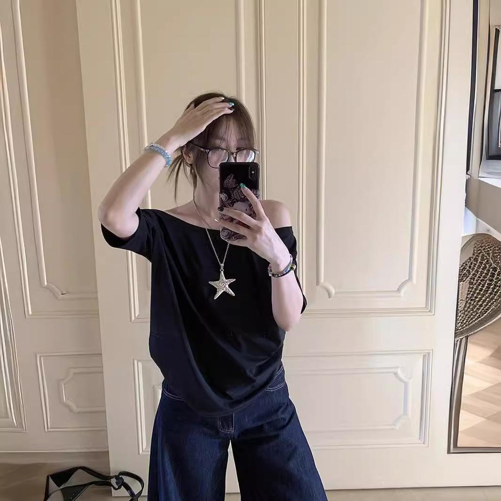 Nischendesign Off-Shoulder Graues Kurzarm-T-Shirt Damen Sommer Chic Locker Lässig Schlicht Diagonale Schulter Schwarzes Oberteil