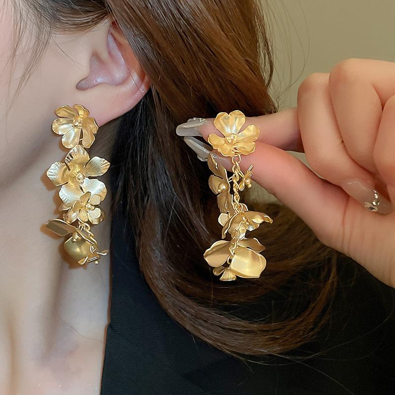Metallic Flower Petals Fringed Silver Needle Earrings Temperament Atmospheric Earrings