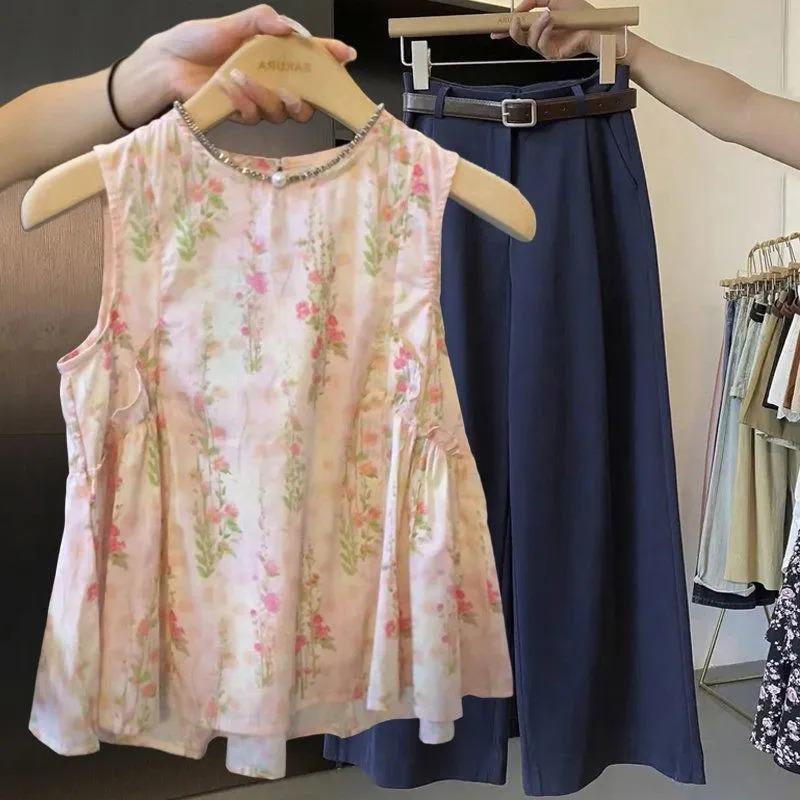 

Женская летняя розовая блузка с цветочным принтом, стразами, вырезом на шее, без рукавов, с оборками по подолу, повседневная S розовый