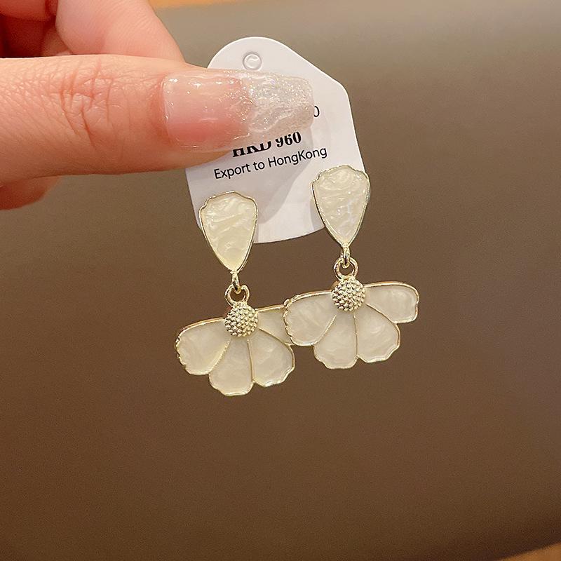

Silver needle Mori series versatile flower dripping earrings niche temperament design stud earrings personality light luxury high-end earrings