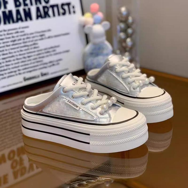 

Женские парусиновые полуботинки с вышивкой жемчугом, новая летняя коллекция 2025, толстая подошва, на одной педали, с закрытым носком, без каблука, маленькие белые туфли 35