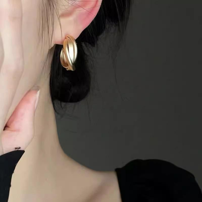 2025 Retro Gold Hong Kong Style Hoop Earrings: Lightweight, Luxurious Women's Ear Hoops with Metal Clips.