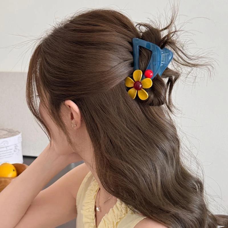 Triangle Hair Claw Clip With Cute Yellow Flower Decoration Strong Grip For Daily Wear Parties Travel Outings