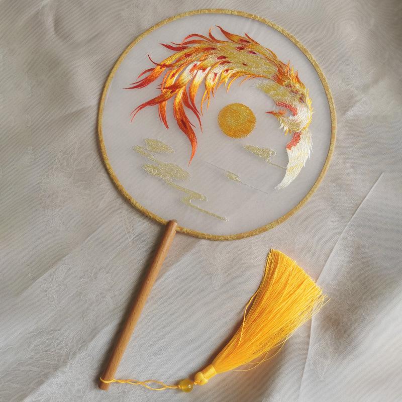 

Двостороннє вишите кругле віяло «Золота півонія» - старовинний костюм «Гармонійний і процвітаючий»