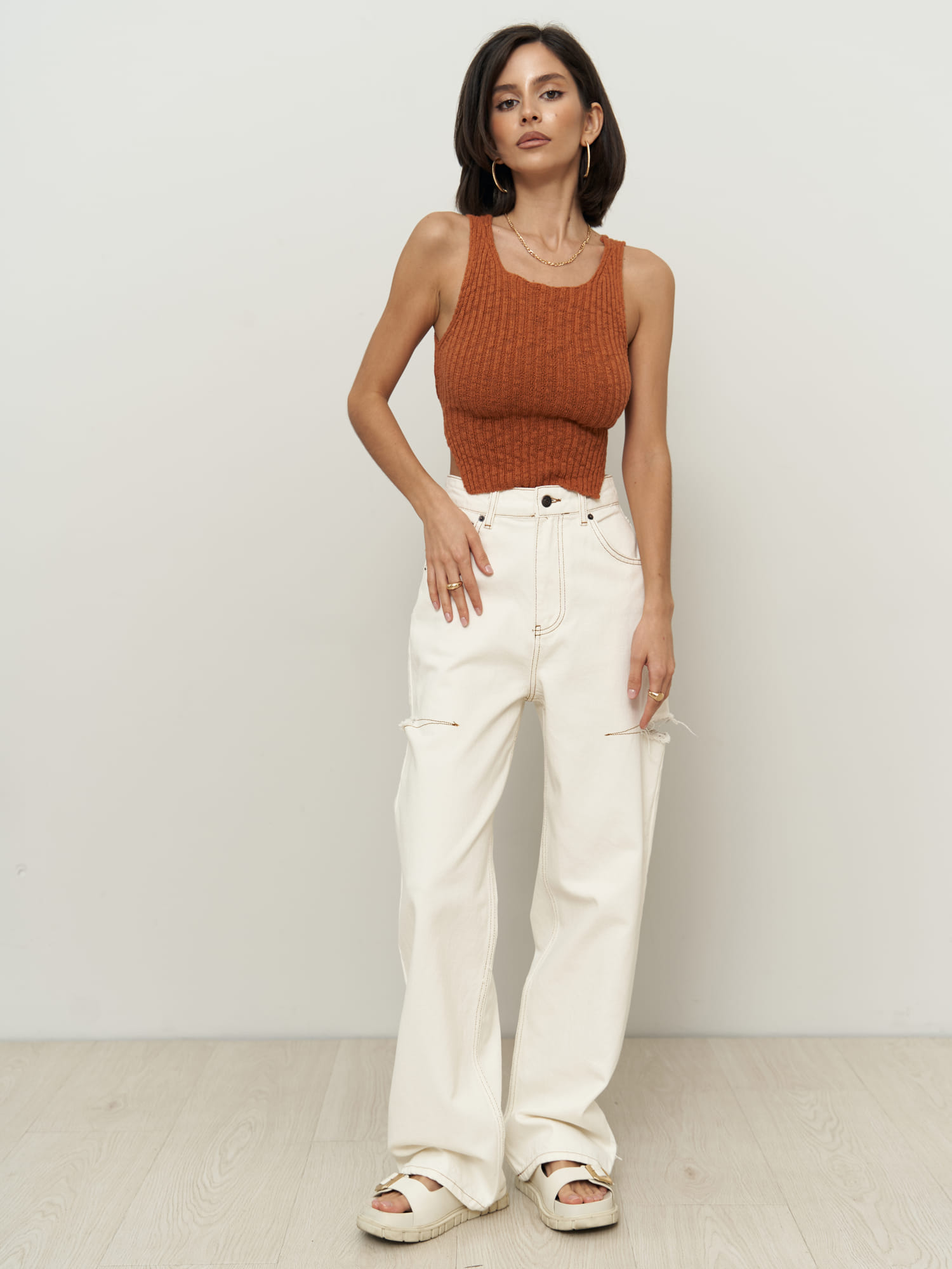 

Джинсы Mai с рваными деталями цвета пальмового цвета цвета экрю