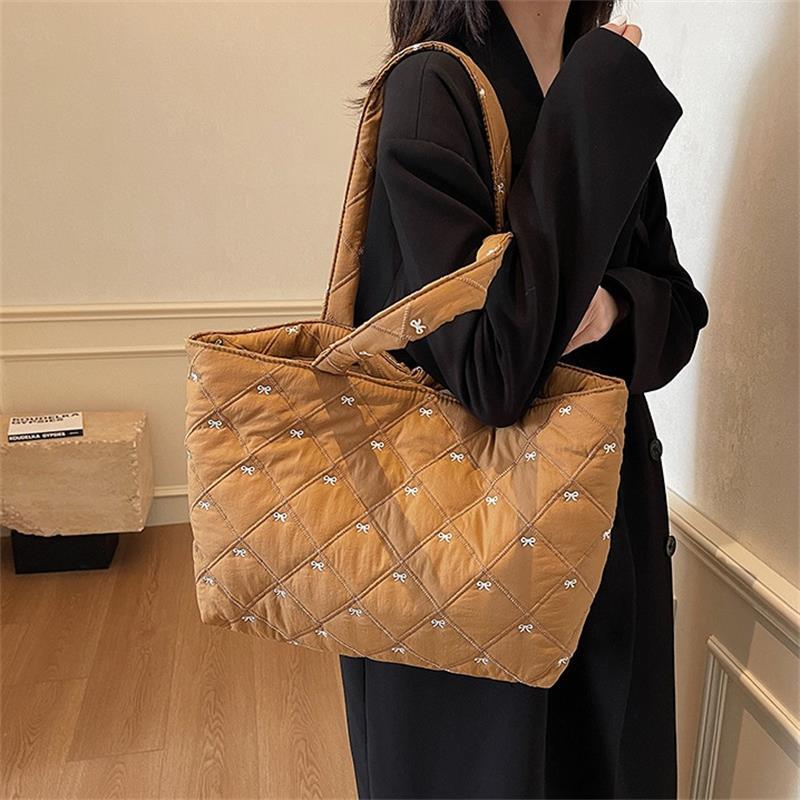 Borsa a mano con stampe di fiocchi dolci e carini Borsa a spalla imbottita morbida di grande capacità Borsa per la mamma Donna Pendolarismo Casual Borsa semplice per riporre Regali