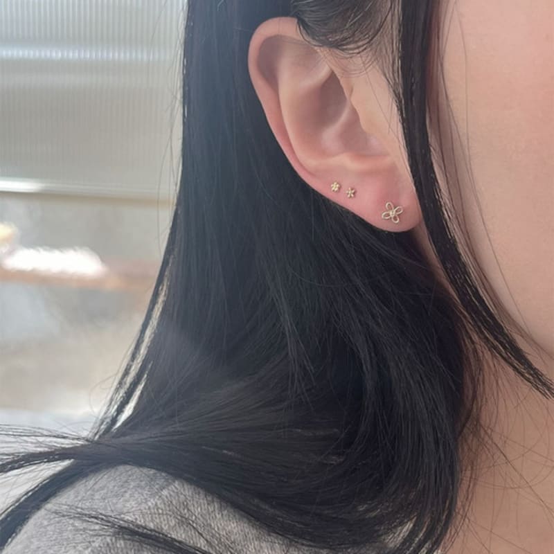 youngglow 14k line cubic flower piercing