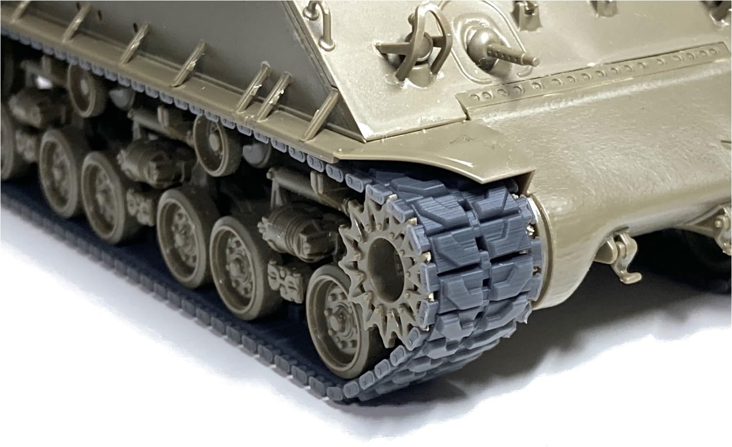 

Пластиковые детали для модели гусеничного трактора Chino Model T84 1/48 CM-133