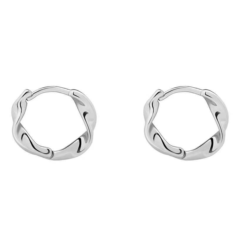 

Універсальні мінімалістичні сережки для жінок A pair of small earrings