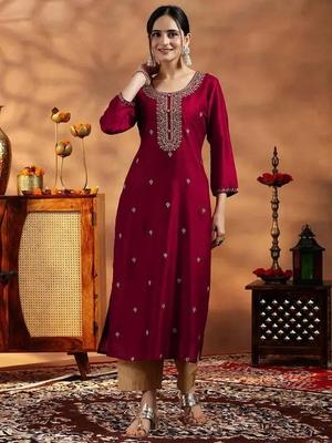 Kurta A-line en mélange de soie brodé pour femmes (Bordeaux)