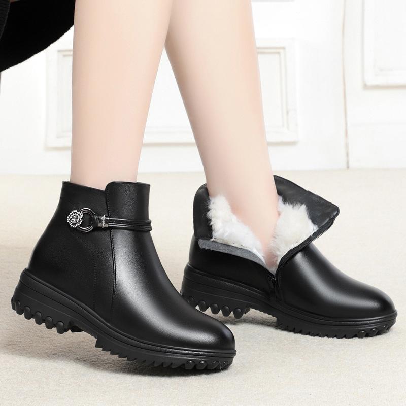 Winter fur integrated mother cotton shoes velvet flat-soled women's short boots non-slip wool shoes medium and old large size women's shoes