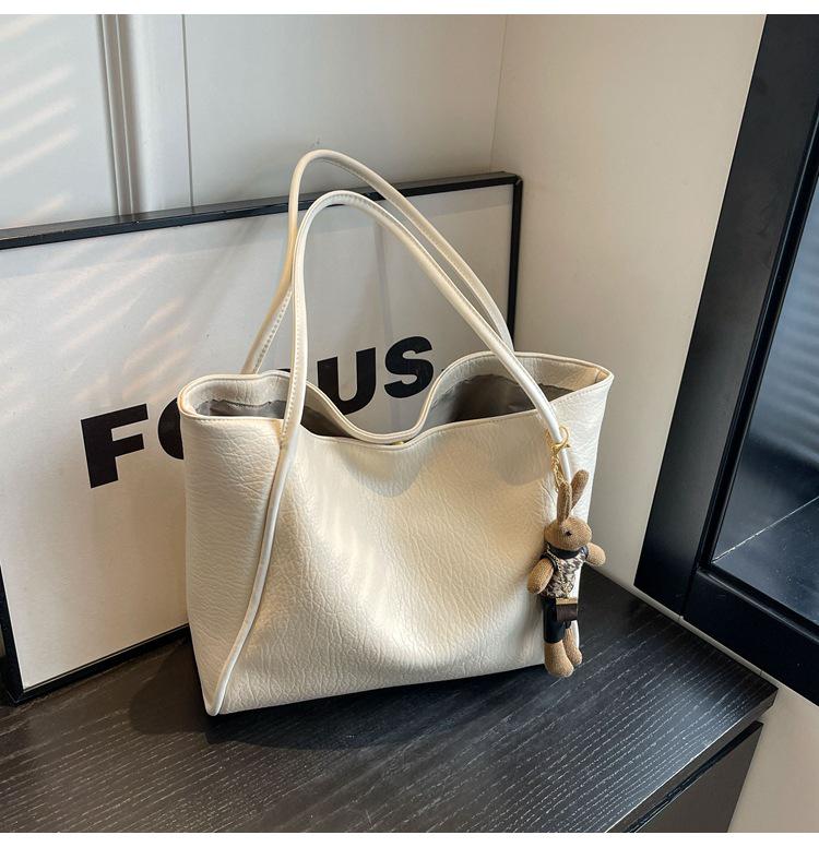 

2025 Large Capacity Solid Color Shoulder Tote: High-End Niche Design, Lightweight Luxury for Daily Commute Single Bag грязно-белый