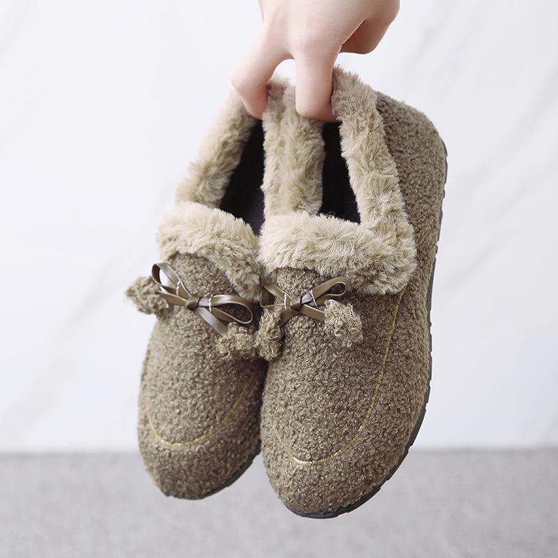 

Женские зимние ботинки на меху с бархатной подкладкой на плоской подошве — нескользящие, теплые и утолщенные. 40 темный кофе