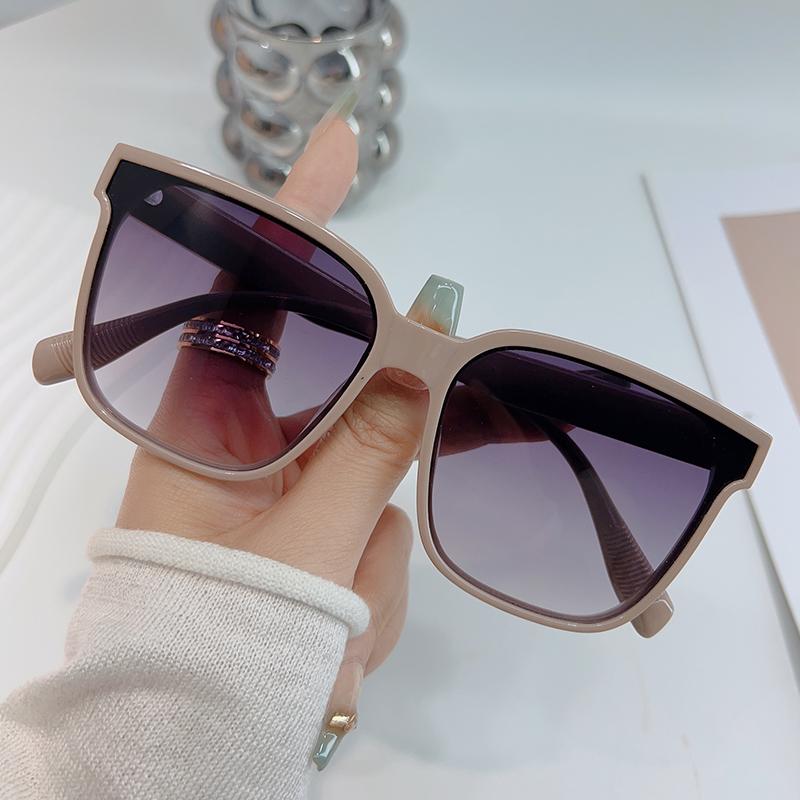 Luxury Brand Classic Square Sunglasses Women Vintage UV400 Protection Fashion Shades for Ladies Outdoor Travel