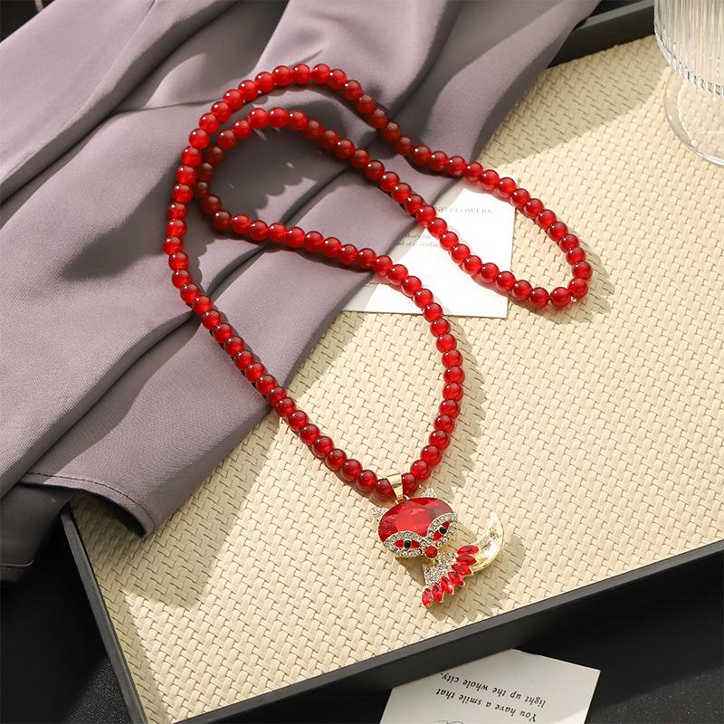 Retro Red Crystal Pendant Necklace: Versatile, High-End Fashion Accessory for Women