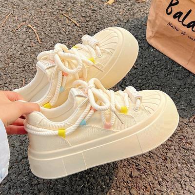 Chaussures blanches à semelle épaisse et à tête de coquillage pour femmes, printemps et été 2025, nouvelles populaires, chaussures en toile polyvalentes lait fufu, chaussures de skate originales