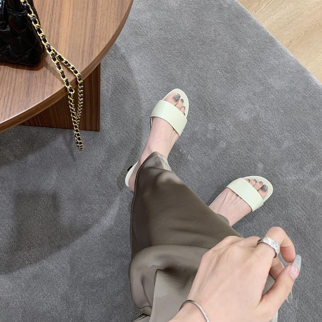 Grape Mother Has the Same Minimalist Temperament, Casual and Versatile Word with High Heels, Women's Summer Round Head Kitten and Cool Slippers.