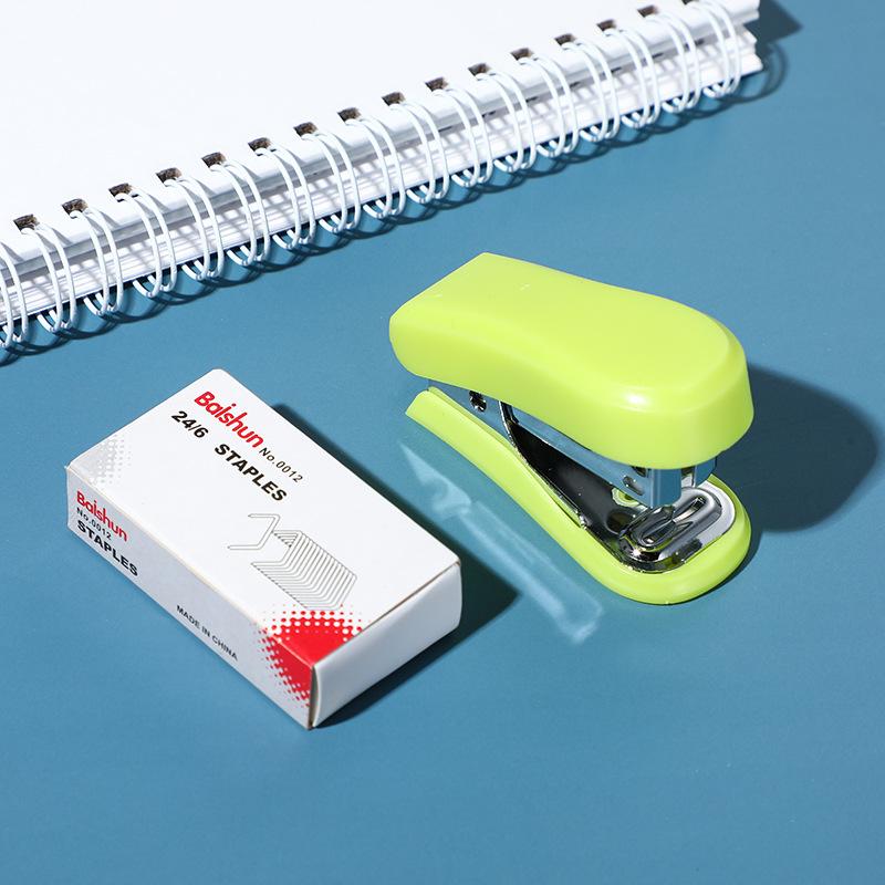 Portable Cute Mini Stapler With Staples 24/6 Student Office Small Stapler Card Set Kids Office School Supplies Prize Stationery зелёный