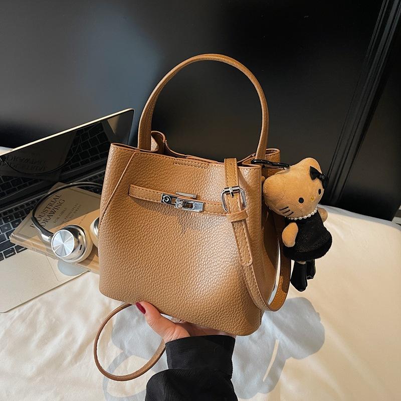 

Niche 2025 shoulder bag new fashion simple handbag women s bag messenger bag Japanese and Korean casual solid color bag no pendant хаки