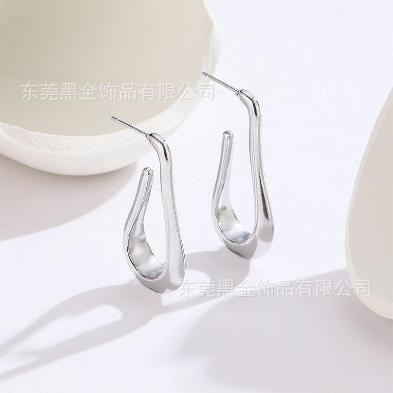 

Ретро Геометрические Серьги U-Дизайна из Нержавеющей Стали Персонализированные Серьги-Гвоздики из Титановой Стали с Гальваническим Покрытием из Настоящего Золота 18 Карат Женские