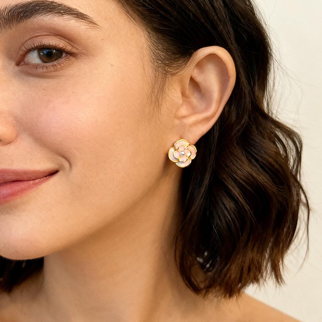 Eleganckie francuskie kolczyki wiszące z kamelią i perłą – Szykowne, luksusowe wzornictwo dla kobiet
