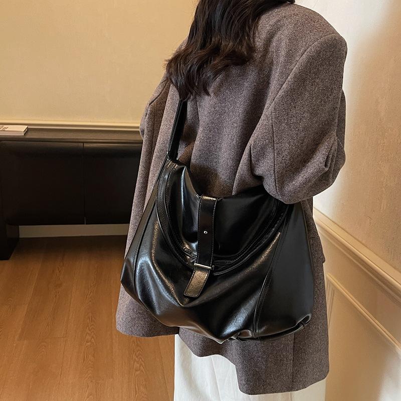 Large capacity soft leather shoulder bag women's 2025 new retro messenger bag mailman armpit bag commuter tote bag