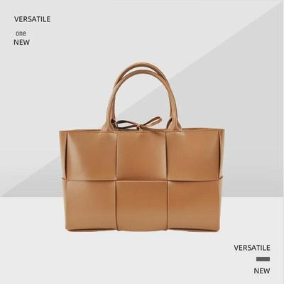 Borsa Tote a Spalla a Sei Scomparti in Vera Pelle Primavera/Estate 2024
