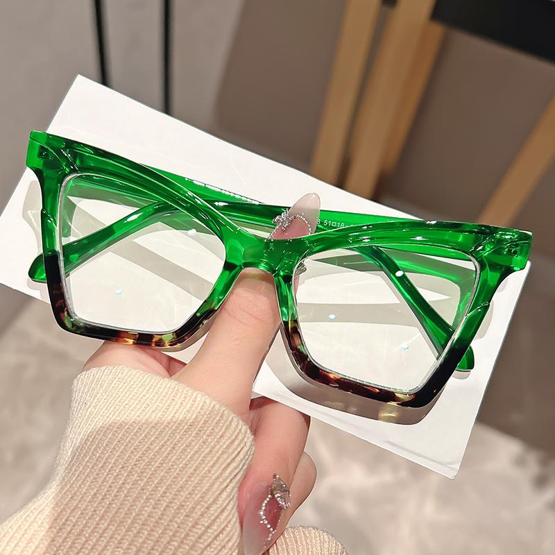 Oversized Cat Eye Clear Lens Glasses for Women - Vintage Gradient Transparent Frame, Fashionable Blue Light Blocking Eyewear
