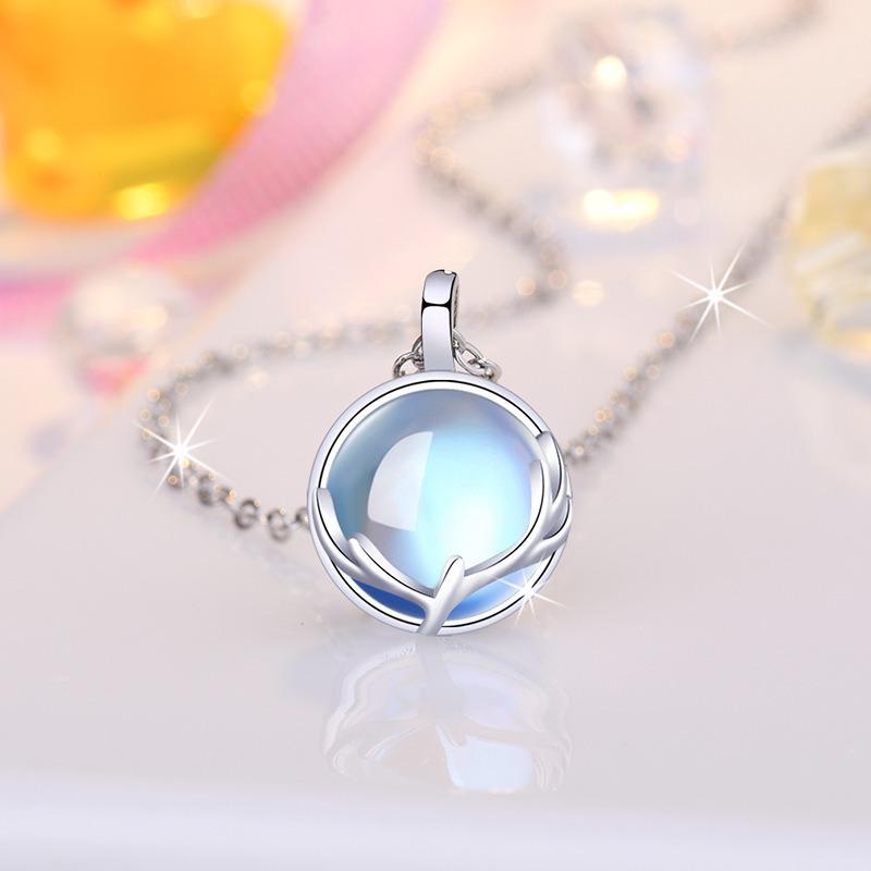 A Deer Has Your New Necklace in A Light and Luxurious Style Featuring Small Moonstone Stones, with An Elegant Lockbone Chain and Accessories.
