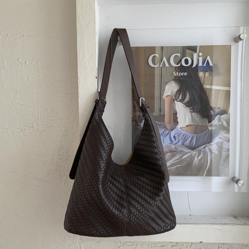 Retro work commuter women large capacity 2025 autumn and winter new fashionable solid color casual shoulder shopping bag tote bag